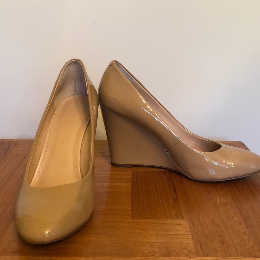 Patent leather pump